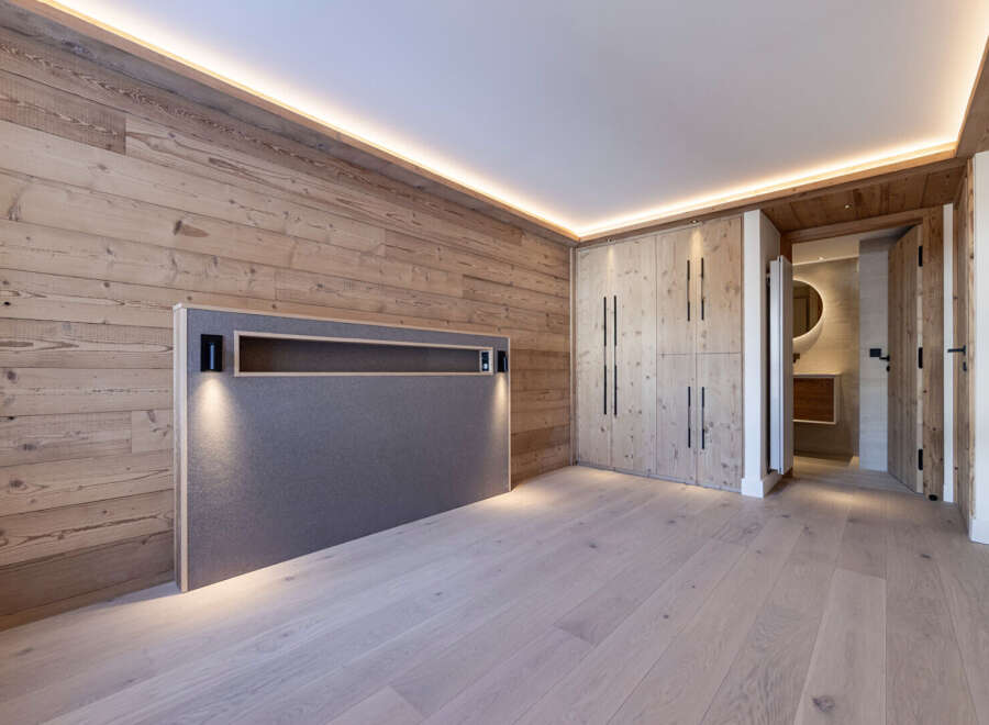 Experience the epitome of luxury in this stunning bedroom, featuring exquisite wooden paneling that exudes warmth and sophistication.