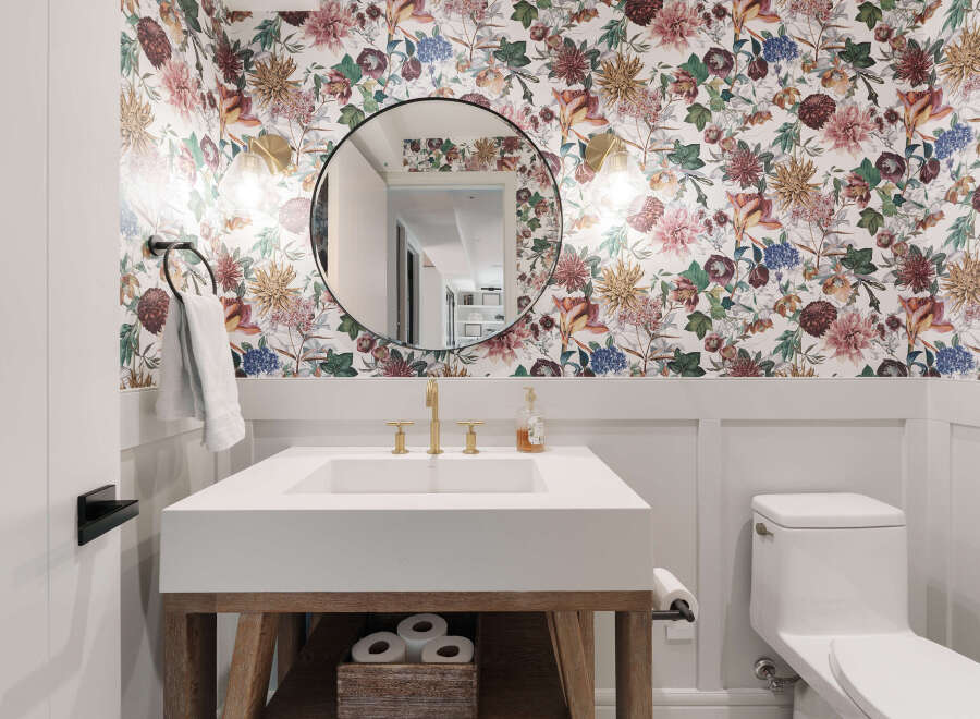 This stunning bathroom features a beautiful floral wallpaper that adds a touch of elegance and sophistication.