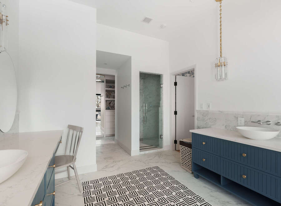 Step into luxury with this stunning bathroom, featuring a sleek design and high-end finishes.