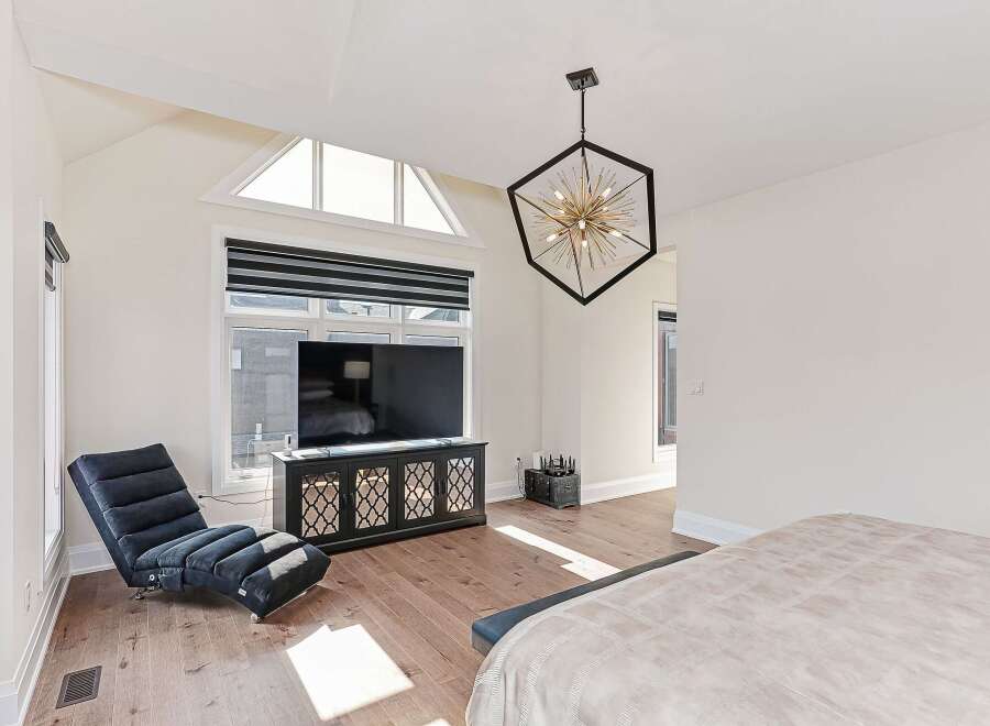 This stunning bedroom boasts a modern design with a touch of elegance.