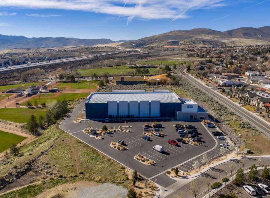 Discover a modern property with ample parking, perfect for various businesses.