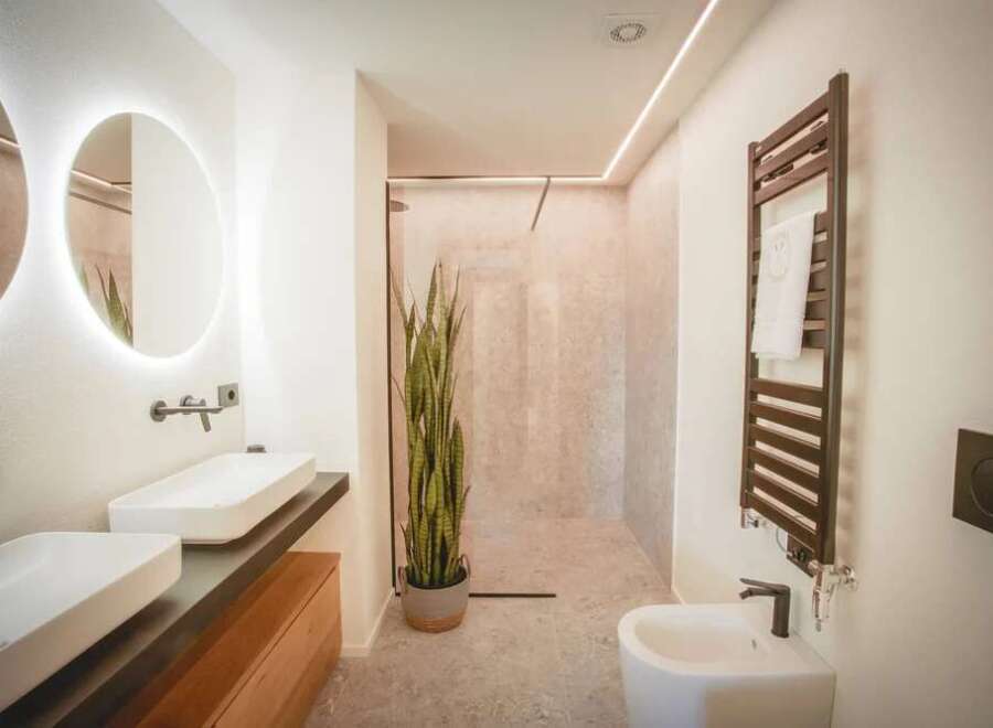 Step into modern luxury with this stunning bathroom design.