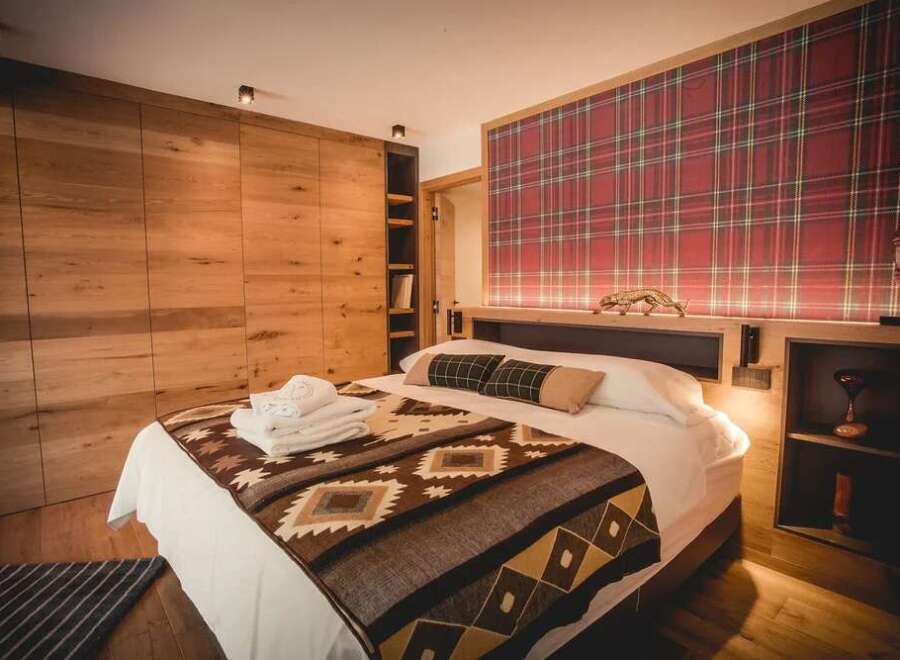 This cozy bedroom features a stylish design with a focus on natural materials.