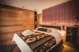This cozy bedroom features a stylish design with a focus on natural materials.