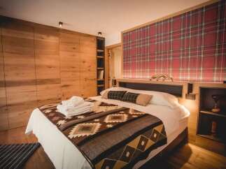 This cozy bedroom features a stylish design with a focus on natural materials.