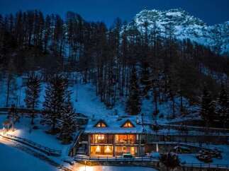 Escape to your dream mountain retreat! This stunning property boasts a cozy, inviting atmosphere with breathtaking views of the snow-capped peaks.