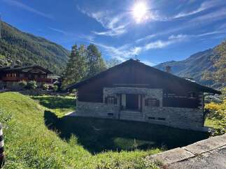 Nestled amidst the stunning alpine scenery, this charming property offers a unique blend of rustic charm and modern comfort.