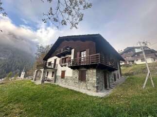 Discover the charm of this stunning chalet nestled in a picturesque mountain setting.