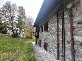 Discover the charm of this stone-built house nestled in a serene natural setting.