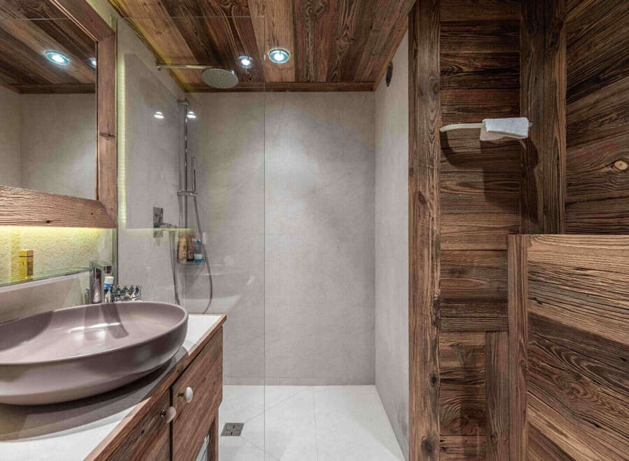 Experience rustic elegance in this stunning bathroom.