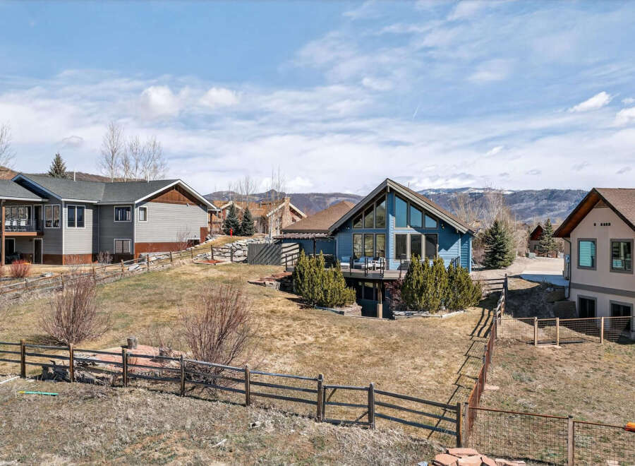 Discover your dream home in this stunning property! This beautiful house boasts a modern design with a spacious layout, perfect for comfortable living.