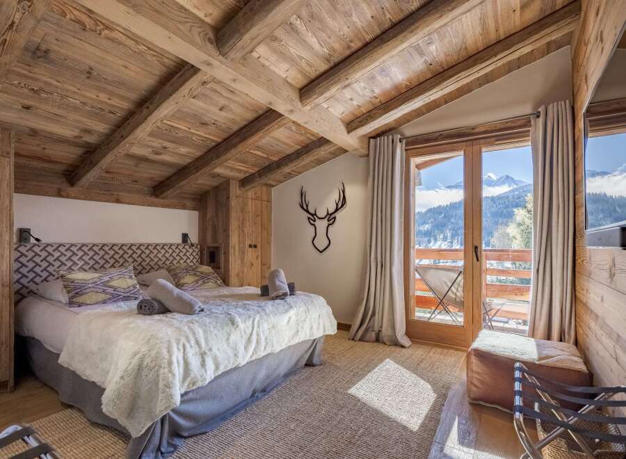 Experience the epitome of alpine luxury in this stunning bedroom.