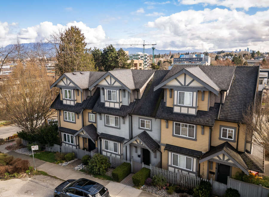 Discover the charm of this stunning townhouse, featuring a modern design and ample living space.