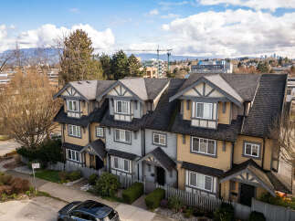 Discover the charm of this stunning townhouse, featuring a modern design and ample living space.