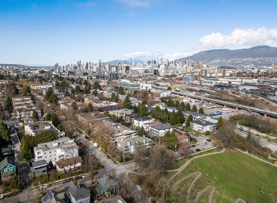 Discover urban living at its finest with this stunning property, offering breathtaking city views.