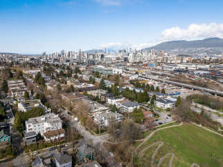 Discover urban living at its finest with this stunning property, offering breathtaking city views.