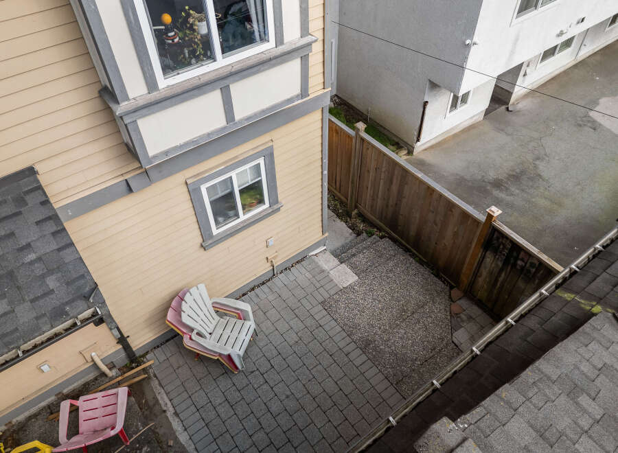 Discover this charming property featuring a cozy outdoor space, perfect for relaxation.