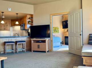This cozy property features a well-equipped kitchen with modern appliances and a breakfast bar.
