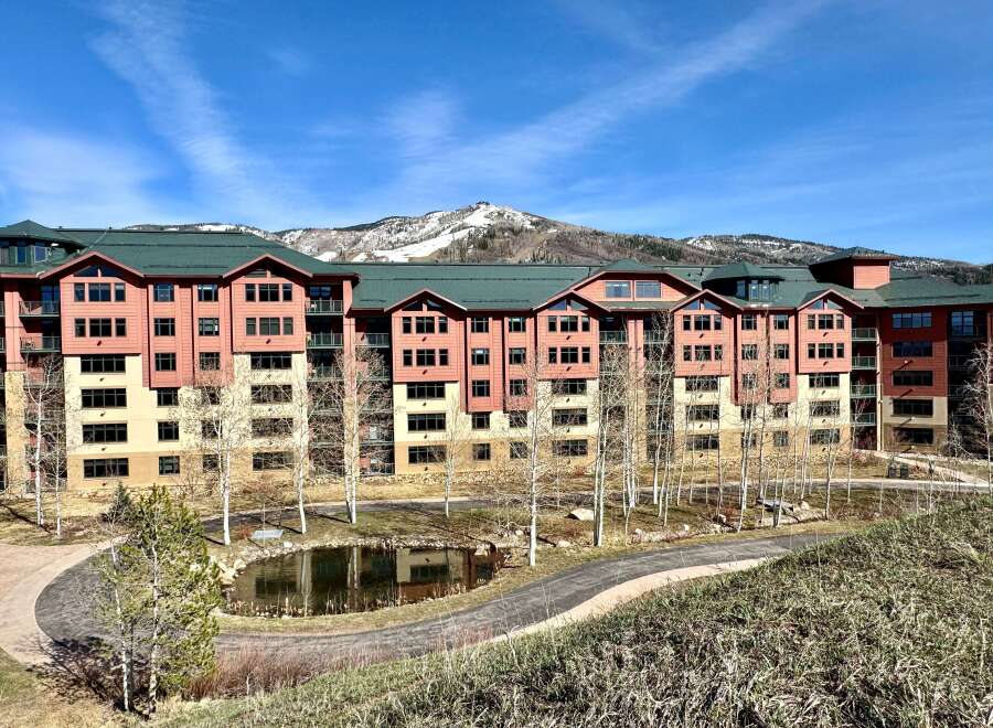 Discover luxury living in this stunning property, boasting a prime location with breathtaking mountain views.