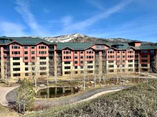 Discover luxury living in this stunning property, boasting a prime location with breathtaking mountain views.