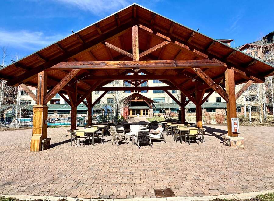Enjoy the beauty of this outdoor pavilion, perfect for gatherings and relaxation.