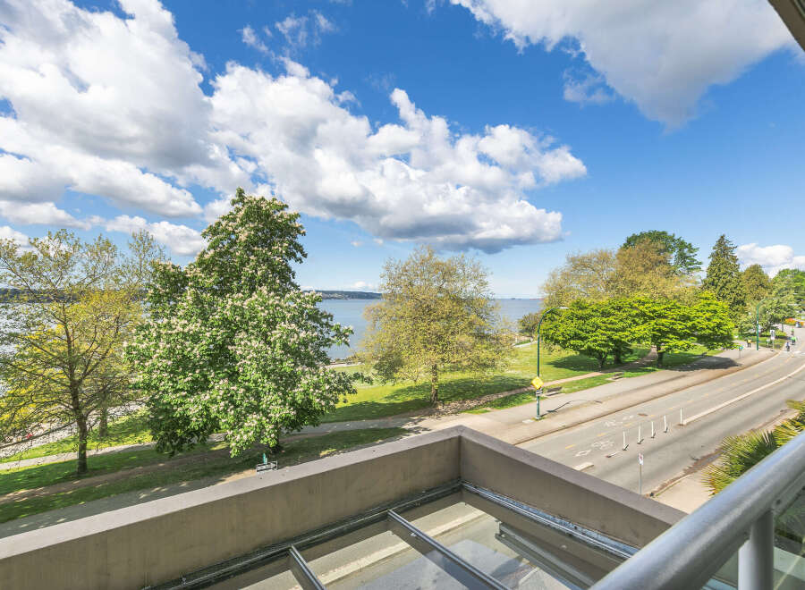 Enjoy breathtaking views from this stunning property! This home offers a perfect blend of comfort and style, with a spacious layout and modern finishes.
