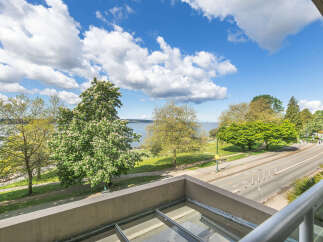 Enjoy breathtaking views from this stunning property! This home offers a perfect blend of comfort and style, with a spacious layout and modern finishes.