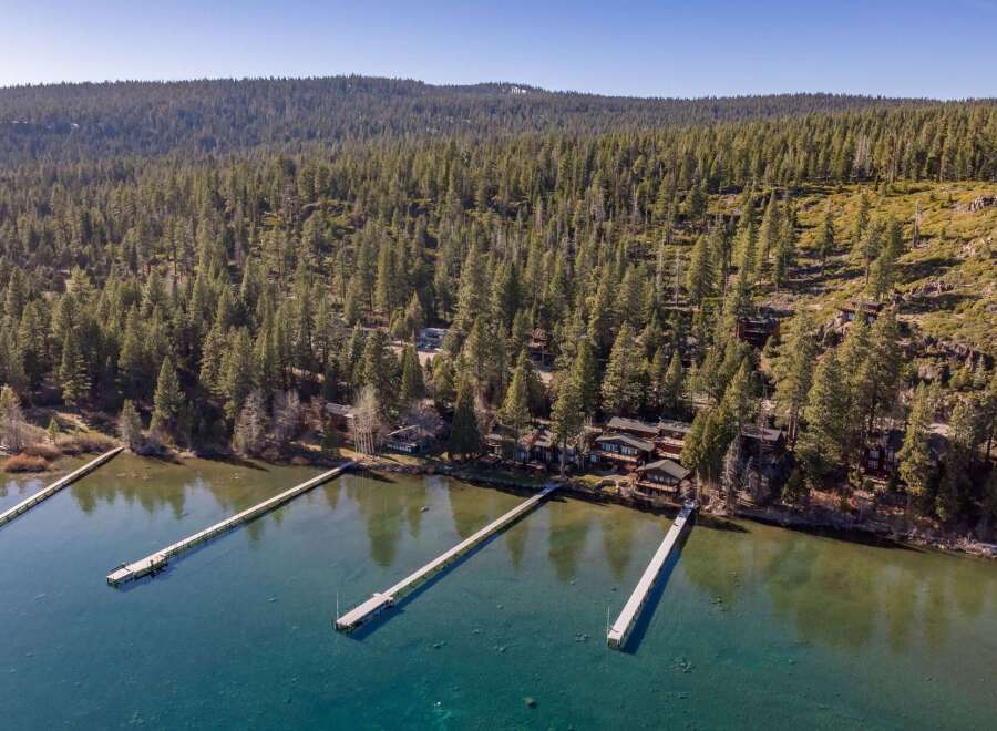 Discover a stunning lakeside retreat with this picturesque property.