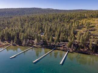 Discover a stunning lakeside retreat with this picturesque property.