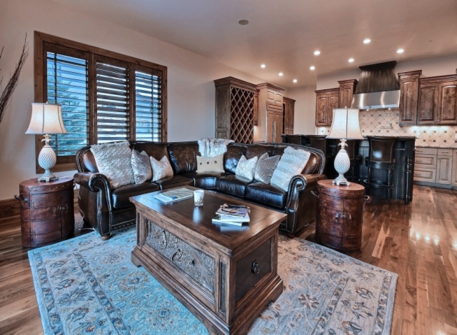 This stunning living room boasts a luxurious leather sectional, perfect for relaxing after a day on the slopes.