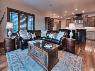 This stunning living room boasts a luxurious leather sectional, perfect for relaxing after a day on the slopes.
