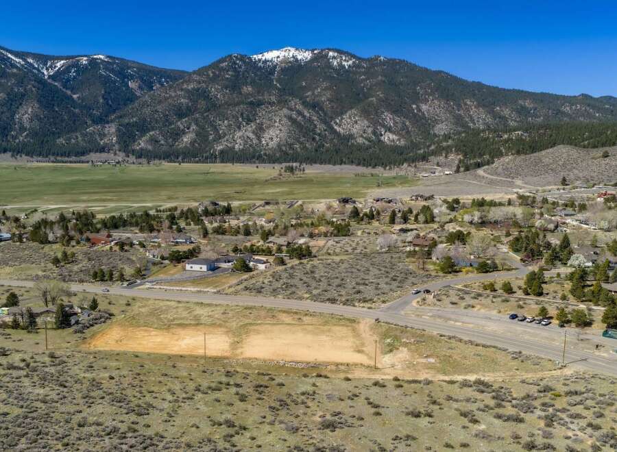 Discover the tranquility of this stunning property nestled in a picturesque mountain setting.