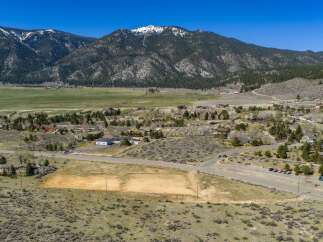 Discover the tranquility of this stunning property nestled in a picturesque mountain setting.