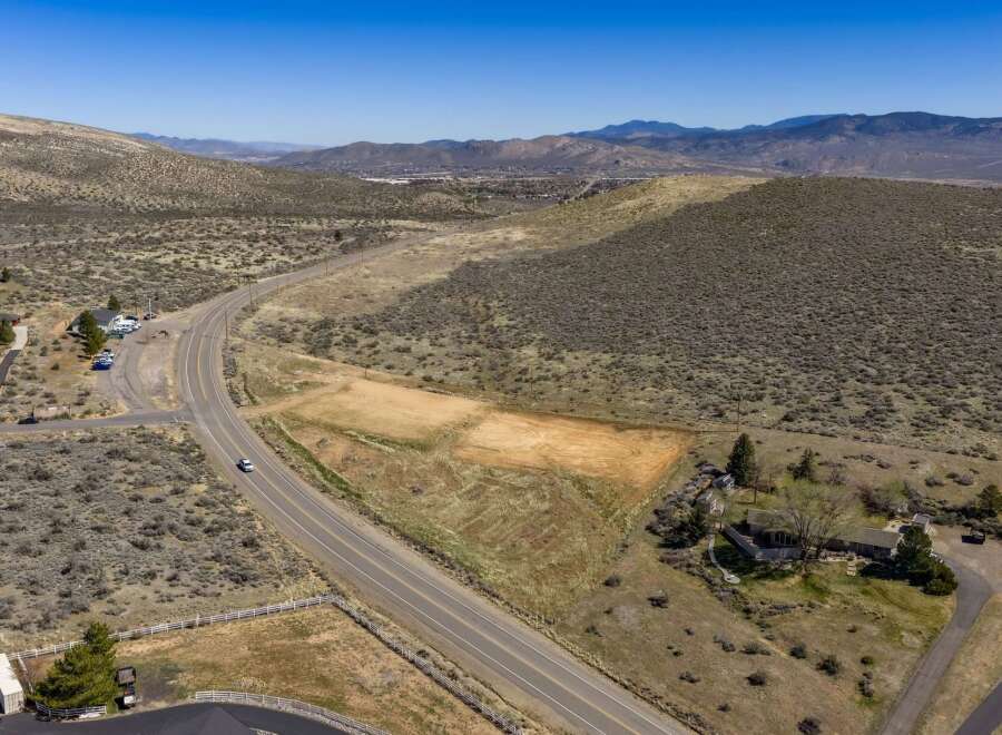 Discover the serenity of this stunning property, nestled in a picturesque landscape.