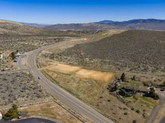 Discover the serenity of this stunning property, nestled in a picturesque landscape.