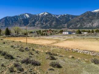 Discover the beauty of this stunning property nestled against a backdrop of majestic mountains.
