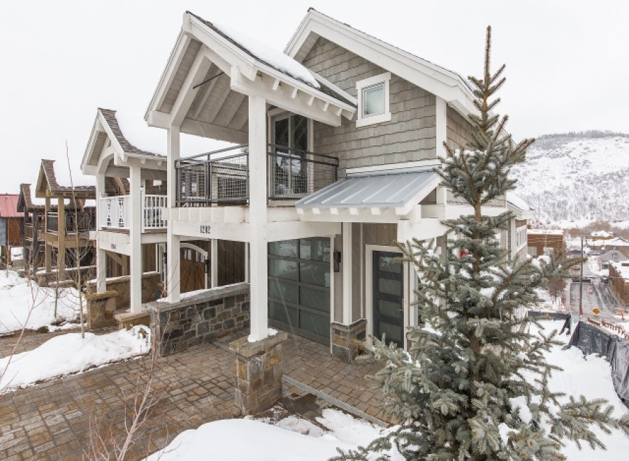 Luxury mountain home with stunning views and modern amenities.