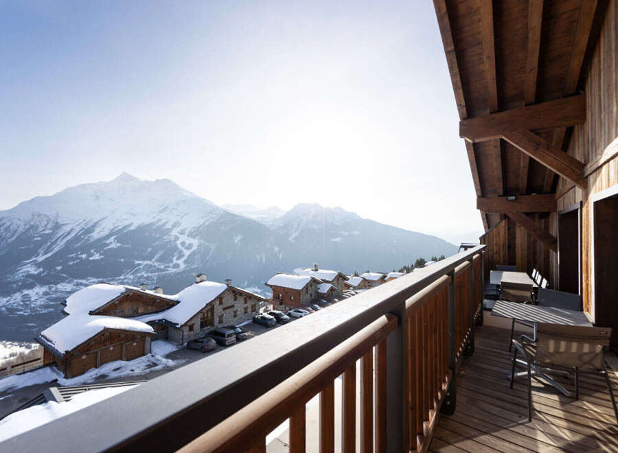 Experience the ultimate in luxury living with this stunning property, boasting breathtaking mountain views and a prime location.
