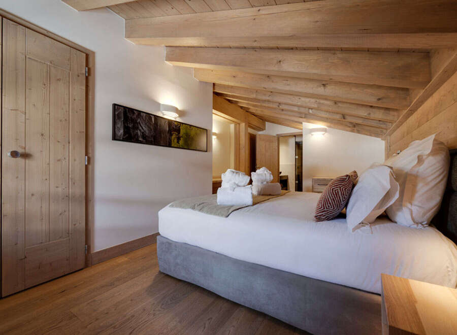 Experience the epitome of rustic elegance in this stunning bedroom.