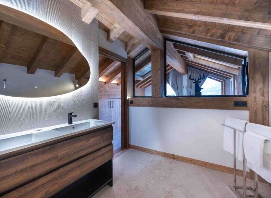 This luxurious bathroom boasts a stunning design with wooden beams and a modern touch.