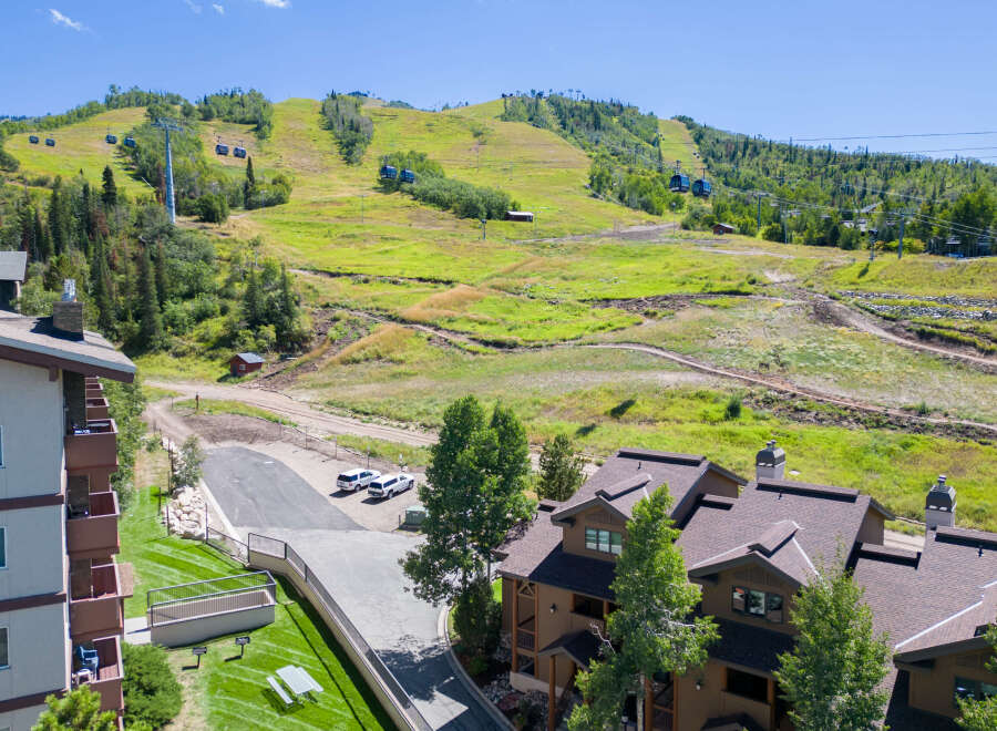 Discover the charm of this mountain retreat, nestled in a picturesque setting with stunning views.