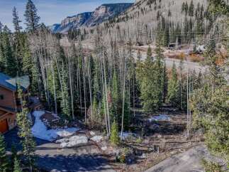 Discover your dream property nestled in the heart of nature! This stunning location offers a perfect blend of tranquility and convenience, surrounded by lush trees and breathtaking mountain views.