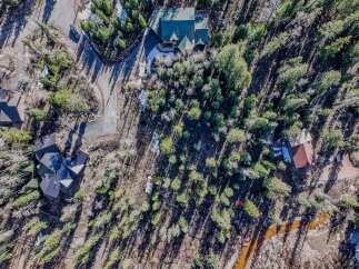 Discover a stunning mountain retreat nestled in a serene, wooded setting.