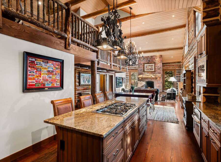This stunning kitchen boasts a rustic yet elegant design, perfect for a luxurious mountain retreat.