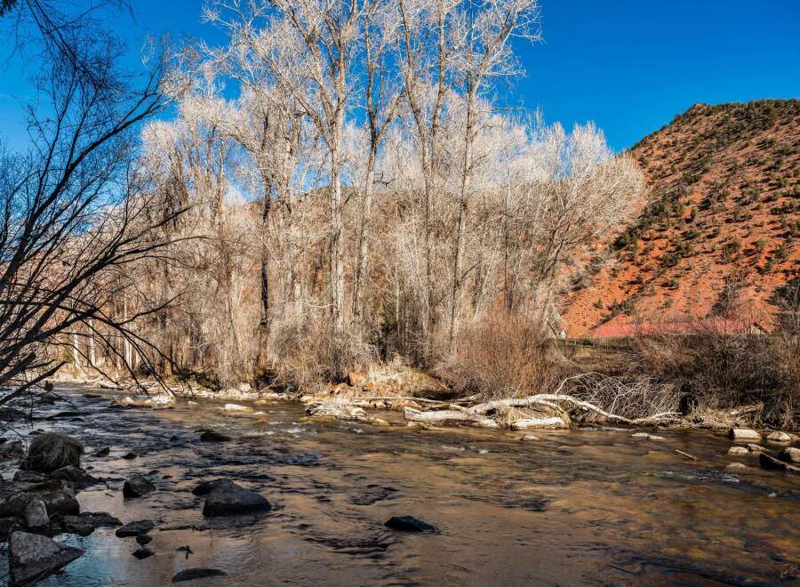 Discover the tranquility of this stunning property, nestled in a picturesque natural setting.
