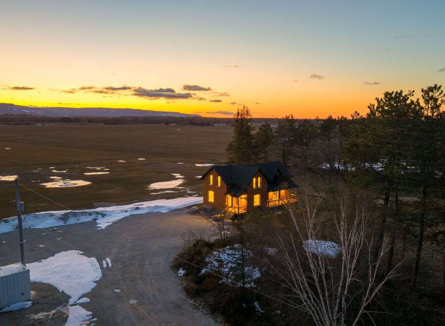 This stunning property offers a serene escape with its charming house and picturesque surroundings.