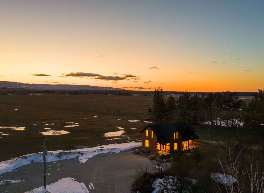 Escape to your dream home in this stunning property! This charming house boasts a cozy interior with ample natural light, perfect for creating lasting memories.