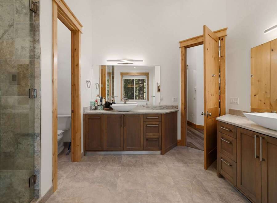 Step into luxury with this stunning bathroom featuring a modern design and high-end finishes.