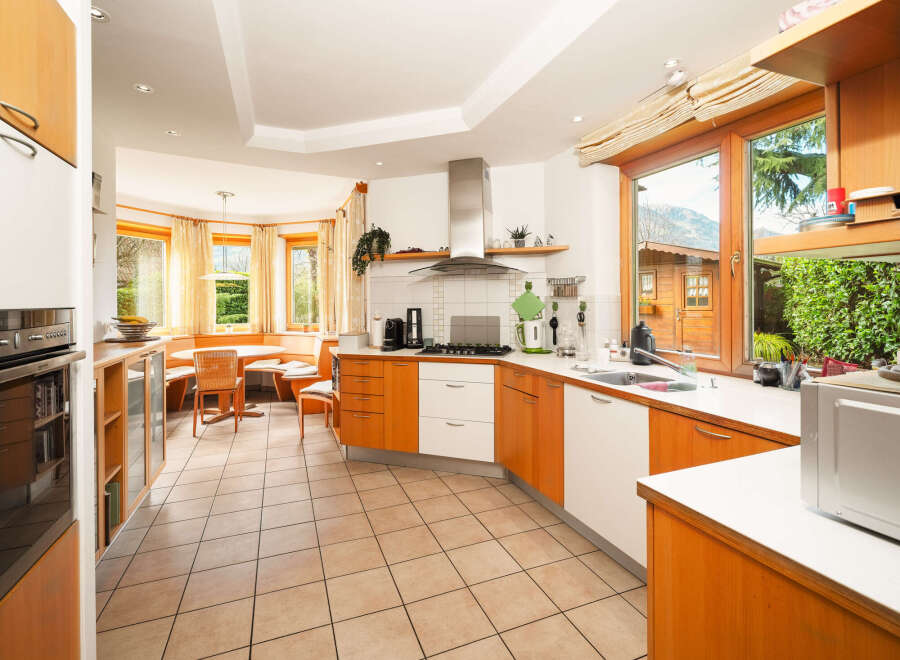 This stunning kitchen boasts a bright and airy design, perfect for culinary enthusiasts.