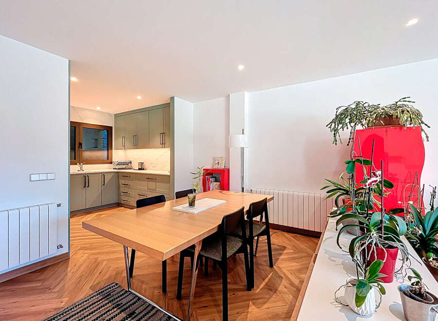 This stunning property boasts a modern open-plan design, perfect for contemporary living.